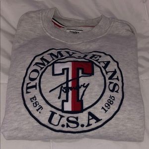 TOMMY HILFIGER vintage looking crewneck!